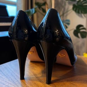 Elegant Prada pumps; size 8; black w/ pink soles w/ gold label; 4 inch heels